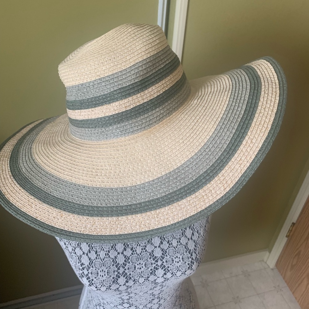 🌿 D&Y Cream and Green Striped Wide Brim Hat